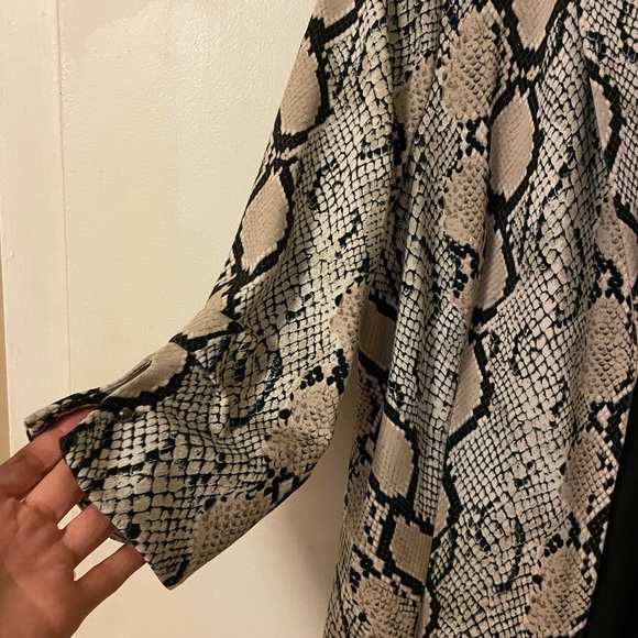 💕HOST PICK Frank Lyman snakeskin print blazer - Picture 5 of 8